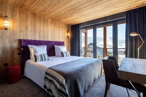 葱仁谷Chalet Carte Blanche Cullinan的一间卧室配有一张带紫色床头板的床