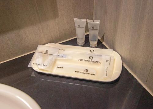 日惹Hotel FortunaGrande Seturan Yogyakarta的浴室的台面上放两堆卫生纸
