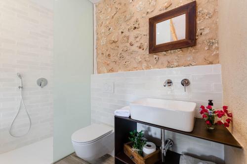 科斯提克斯Cal Tio 2 Agroturismo YourHouse的一间带水槽和卫生间的浴室