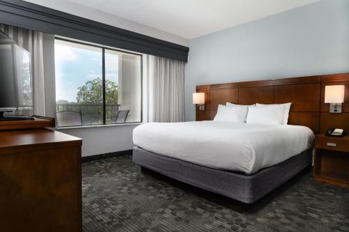 新布朗费尔斯新布劳恩费尔斯河村庄万怡酒店的酒店客房设有床和窗户。