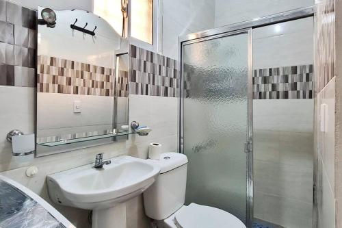 圣地亚哥洛斯卡巴Apartamento acogedor Ashmi的浴室配有卫生间、盥洗盆和淋浴。