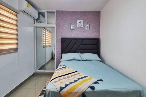 圣地亚哥洛斯卡巴Apartamento acogedor Ashmi的一间卧室配有一张紫色墙壁的床