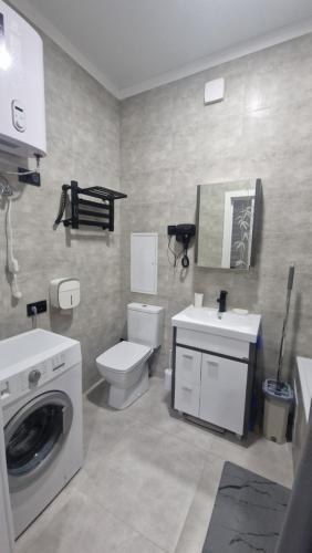 卡拉甘达Апартаменты в ЖК Мерей的一间带洗衣机和卫生间的浴室