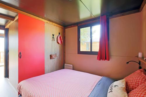 丰维耶Huttopia Fontvieille的一间小卧室,配有床和窗户