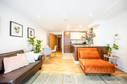 伦敦Apartment by Spitalfields & Liverpool Street Station的带沙发的客厅和厨房