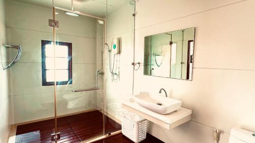 苏梅岛3 Bedroom Sea View Villa Poppy SDV343-By Samui Dream Villas的一间带玻璃淋浴和水槽的浴室
