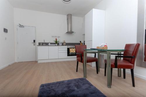 伯明翰One bedroom serviced apartment Smethwick Flat 314的厨房以及带桌椅的用餐室。