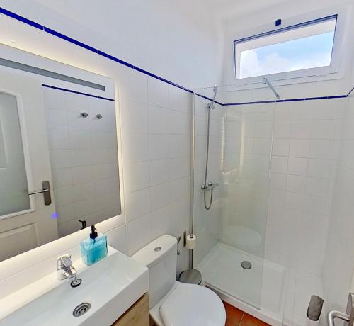 比尼贝卡Apartamento Binibeca Nou Cami de Cavalls的浴室配有白色卫生间和淋浴。