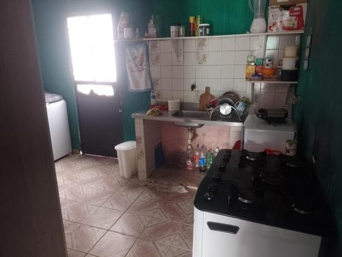 马瑙斯Casa Mobiliada的小厨房配有炉灶和水槽