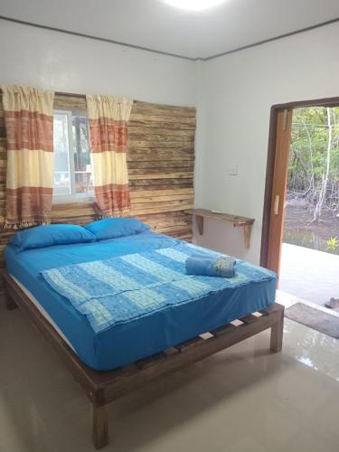 库德岛Chom Suan Farmstay的卧室配有一张床