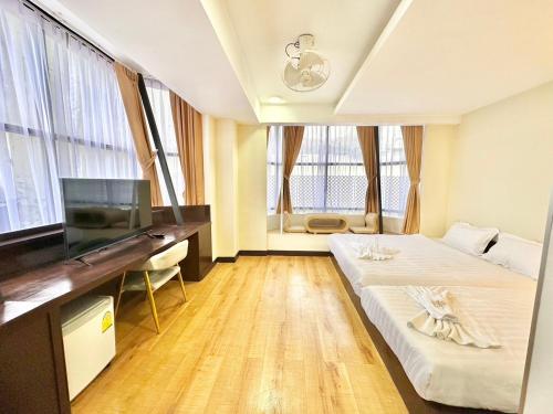 曼谷ABC SO Hotel Bangkok的酒店客房设有一张床、一张书桌和窗户。
