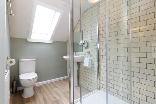 阿罗柴尔乡村旅馆的一间带卫生间和玻璃淋浴间的浴室