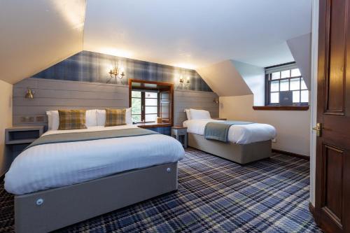 阿罗柴尔乡村旅馆的酒店客房设有两张床和窗户。