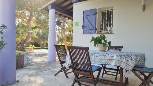 圣马迪拉莫Les Cyprés的一个带窗户的庭院里的桌椅
