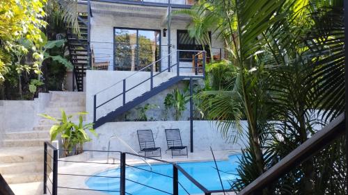 圣塔特蕾莎海滩Hotel Raratonga的一座带游泳池和楼梯的房屋