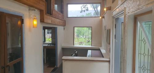 济州市Tasha's Garden的厨房设有水槽和窗户。