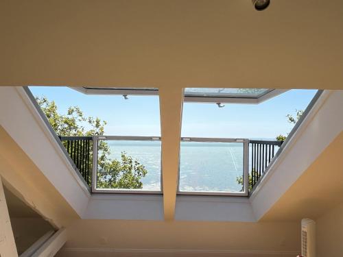 圣纳泽尔Villa Aziliz - Face Mer的客房设有海景阳台。