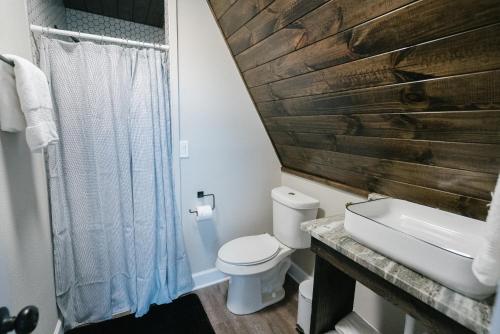 新布朗费尔斯Dean's Den: Private Deck w/ Jacuzzi and a View的浴室配有白色卫生间和木墙