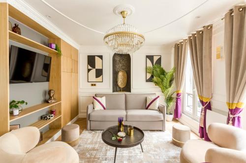 巴黎Luxury 3 Bedroom & 3 Bathroom - Champs Elysees & Louvre的带沙发和吊灯的客厅