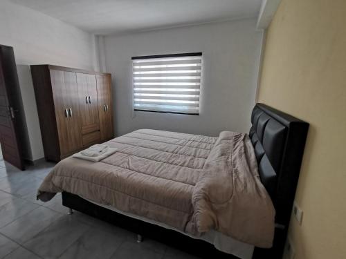 塔里哈El Depa de Saulo的一间卧室设有一张大床和一个窗户。