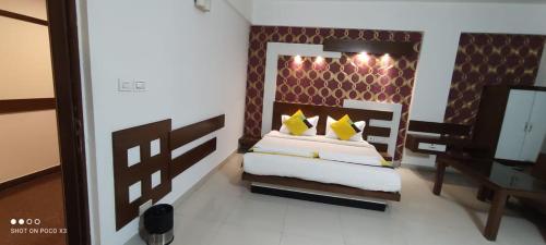 班加罗尔Suite Rooms Bellandhuru的卧室的模型,卧室配有一张床和镜子