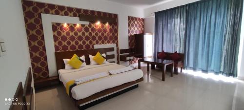 班加罗尔Suite Rooms Bellandhuru的卧室配有一张床和一张桌子