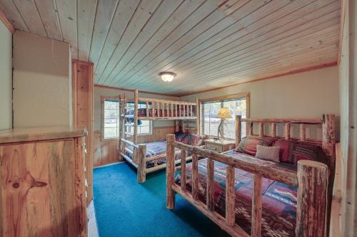 Trout CreekThe Lodge in Trout Creek Walk to Reservoir!的房屋内设有一间带两张双层床的卧室