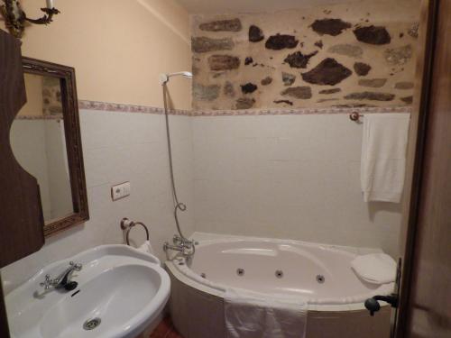 PedrazalesLa Posada de Pedrazales的带浴缸和盥洗盆的浴室