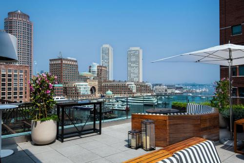 波士顿信者傲途格精选酒店的享有城市美景的屋顶露台