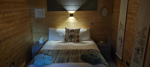 KircubbinHorse Island View Luxury Retreat的一间卧室,配有带2个床头柜的床
