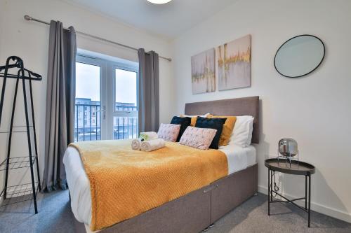 巴里StayRight 2 Bedroom Flat with Private Parking on Waterfront的一间卧室设有一张床和一个大窗户