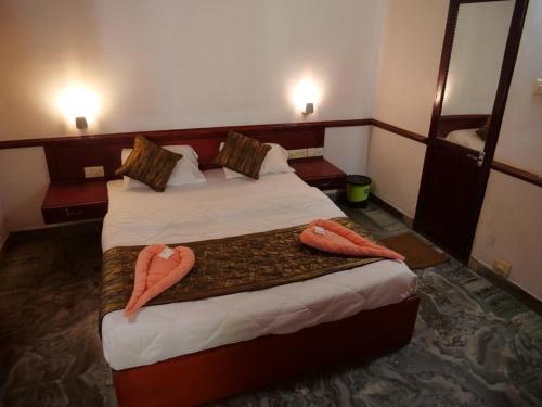 瓦尔卡拉Hosteller's的酒店客房,配有两张带毛巾的床