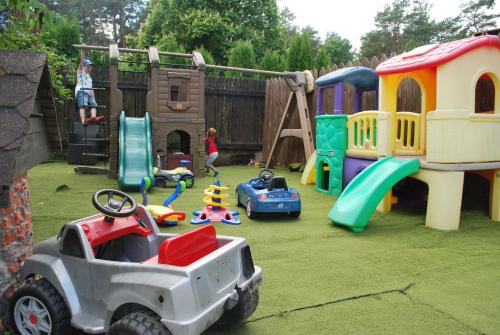 阿普苏奇耶姆斯安娜别墅酒店的儿童游乐区,在草地上摆放玩具