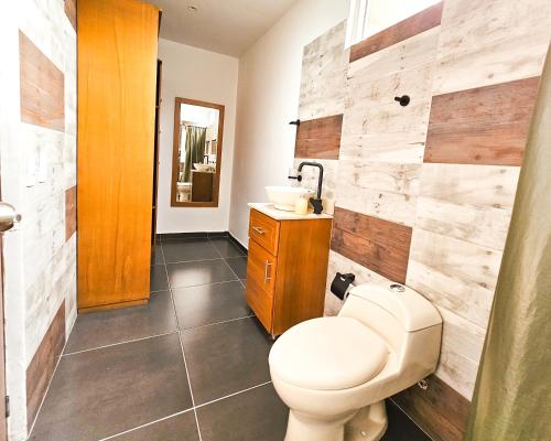 卡利La Mercedes Lite Hostal By MH的一间带卫生间和水槽的浴室