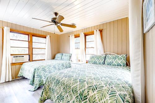 埃迪斯托艾兰Aloha Friday的一间卧室配有两张床和吊扇