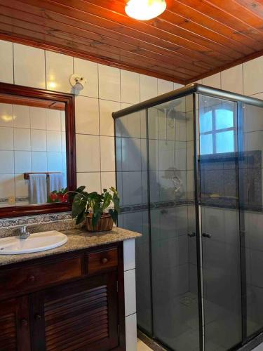 布希奥斯Casa Canto da Serra的一间带玻璃淋浴和水槽的浴室