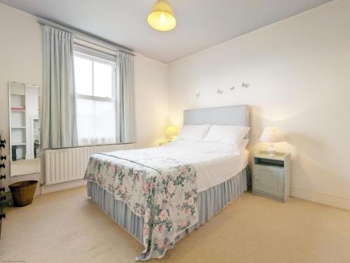 埃姆斯沃思Thorney Road的白色的卧室设有床和窗户