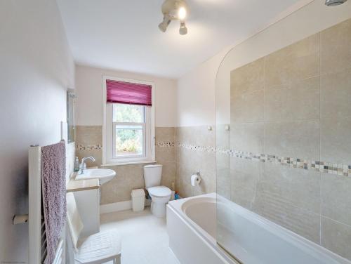 埃姆斯沃思Thorney Road的带浴缸、卫生间和盥洗盆的浴室