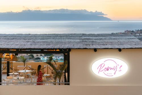 阿德耶Ramada Residences by Wyndham Costa Adeje的海景餐厅