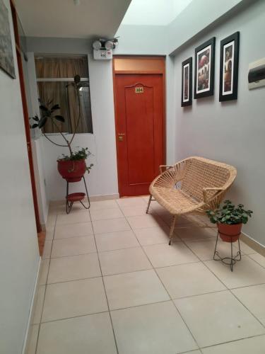 奇瓦伊ANDINOS COLCA的走廊上设有红色的门,铺有瓷砖地板。
