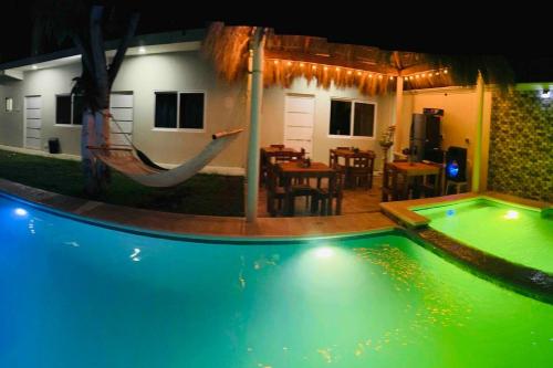 查察拉卡斯Posada chachalacas的房屋内带吊床的游泳池