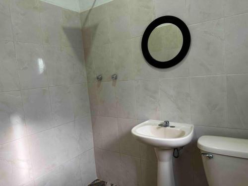 查察拉卡斯Posada chachalacas的浴室设有水槽和墙上的镜子