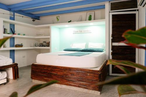 巴鲁岛Santuario Beach Hostel的一间卧室,卧室内配有一张大床