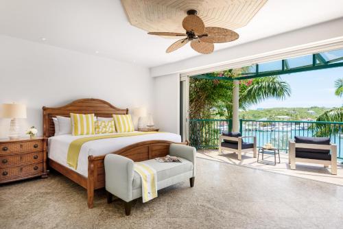 Turtle CoveThe Yacht Club Penthouse C14的一间卧室设有一张床和一个美景阳台