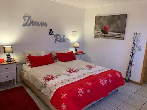 Osann-MonzelHanne's Gästestudio的一间卧室配有红色枕头的床