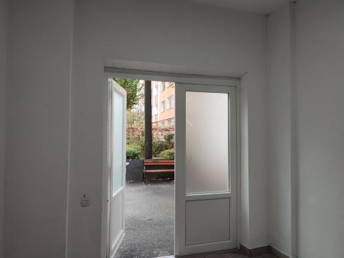 巴亚马雷Apartament Karina的一道敞开的门,通向一间设有敞开门的房间
