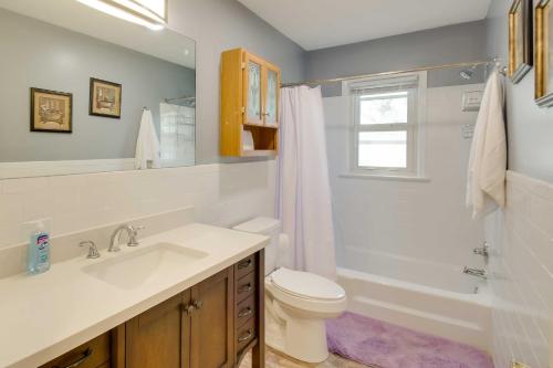 哈里森堡Harrisonburg Family Home with Deck, 4 Mi to Downtown的一间带水槽、卫生间和淋浴的浴室