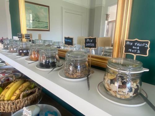 尚克林马尔堡酒店的包括坚果和其他食物的自助餐