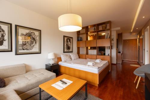贝尔格莱德新城国际公寓式酒店的客厅配有床和沙发
