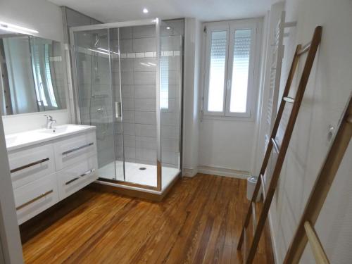 圣克里克-沙洛斯Condrine的带淋浴、盥洗盆和镜子的浴室